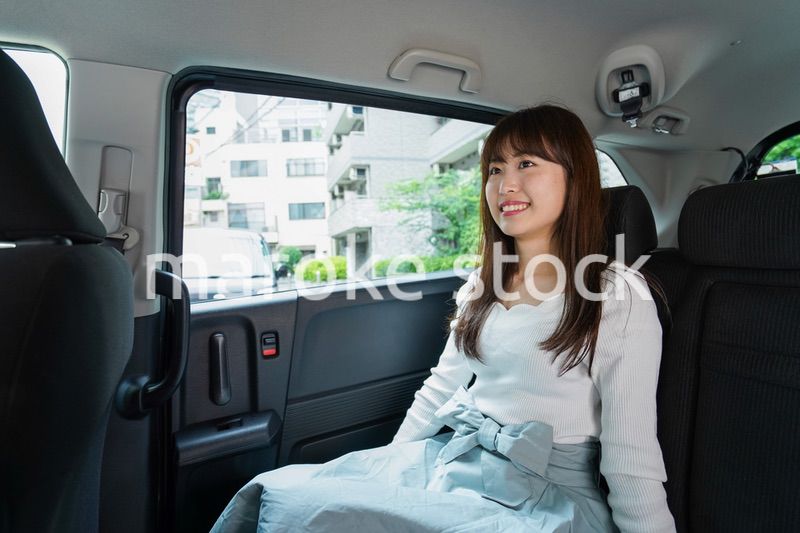 後部座席に座る女性