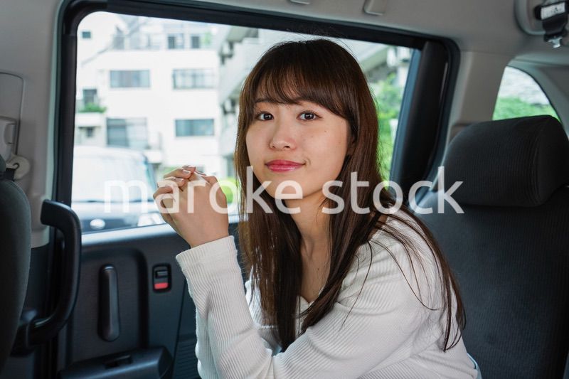 後部座席に座る女性