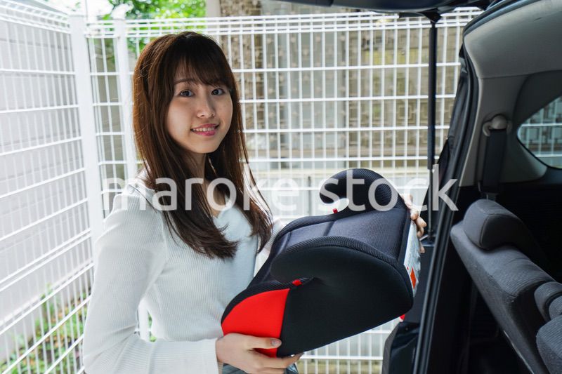 チャイルドシートを持つ女性