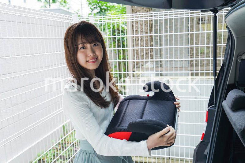 チャイルドシートを持つ女性