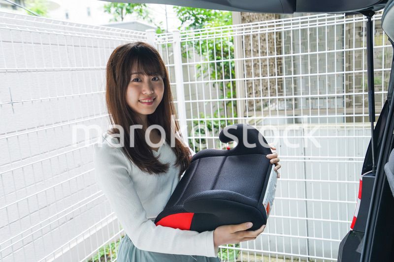 チャイルドシートを持つ女性