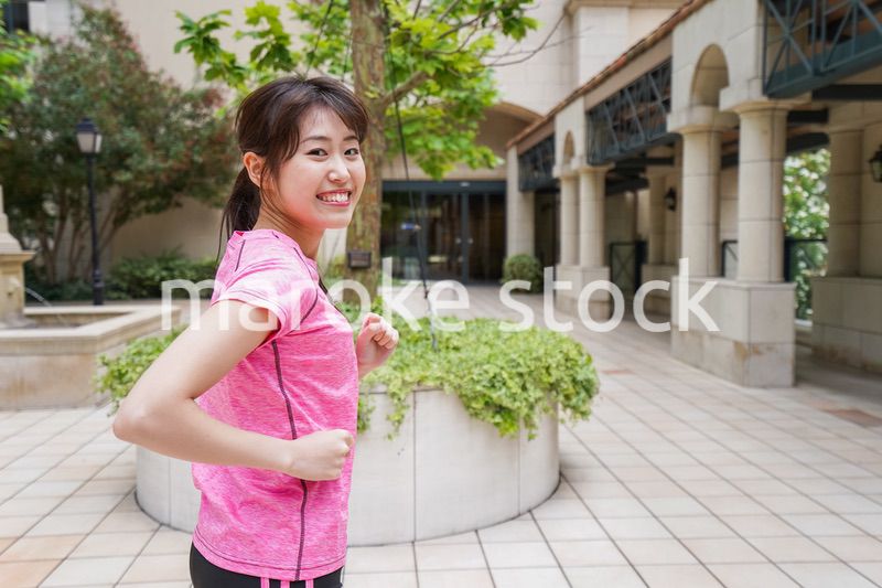 ランニングをする女性