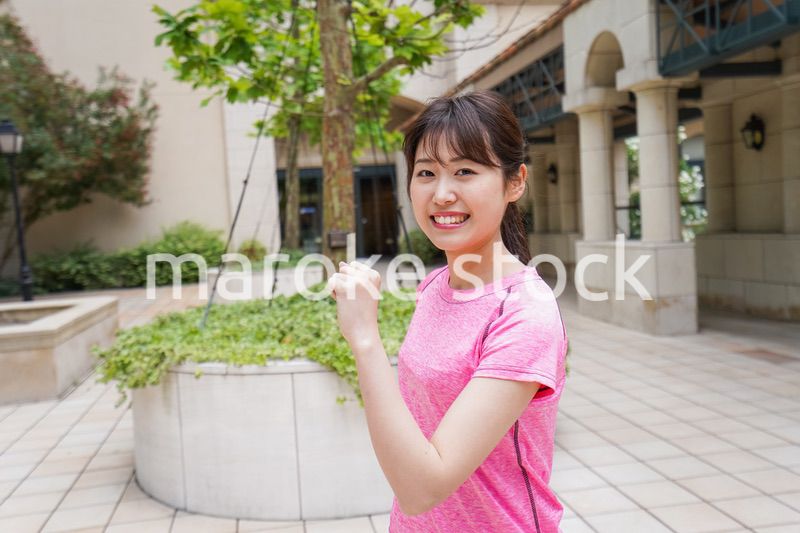 ランニングをする女性