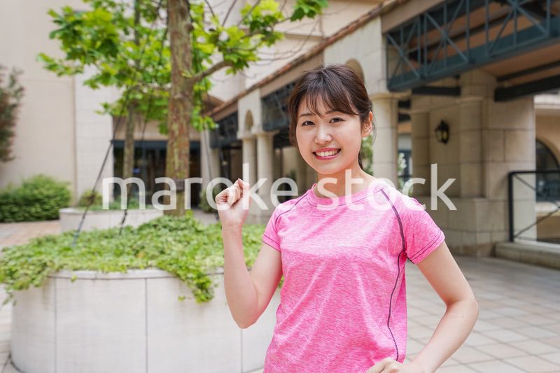 ランニングをする女性