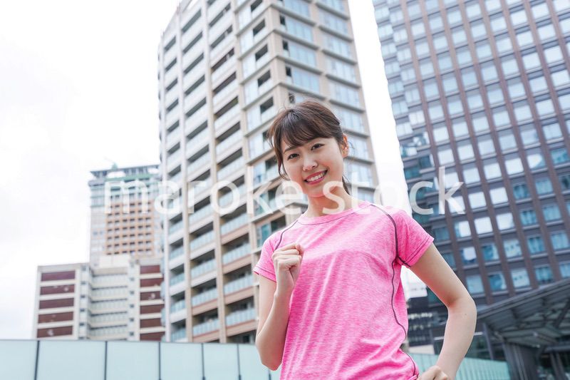 ランニングをする女性