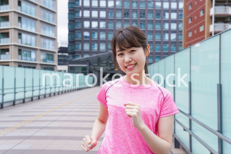 ランニングをする女性