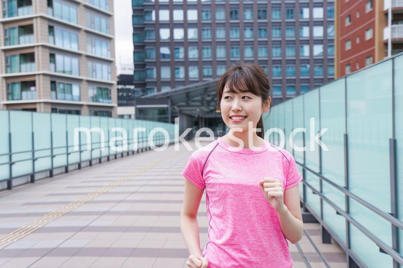 ランニングをする女性