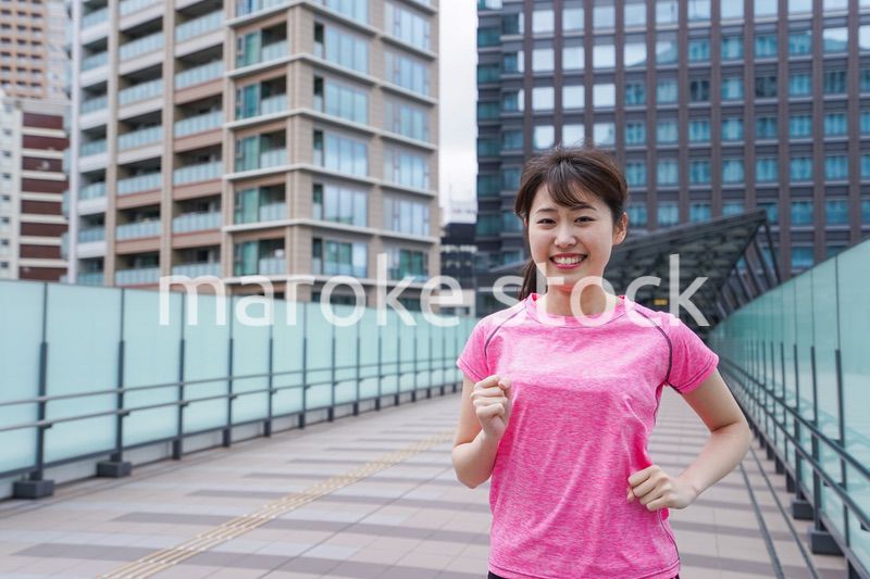 ランニングをする女性