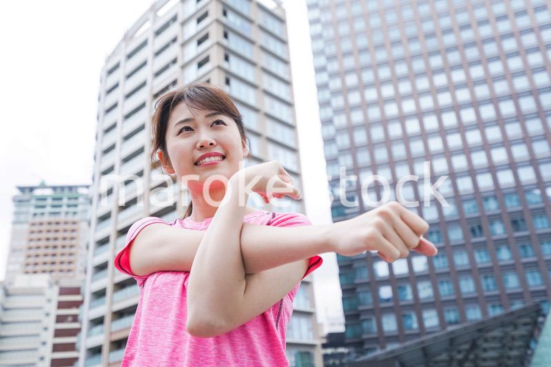 ストレッチする女性