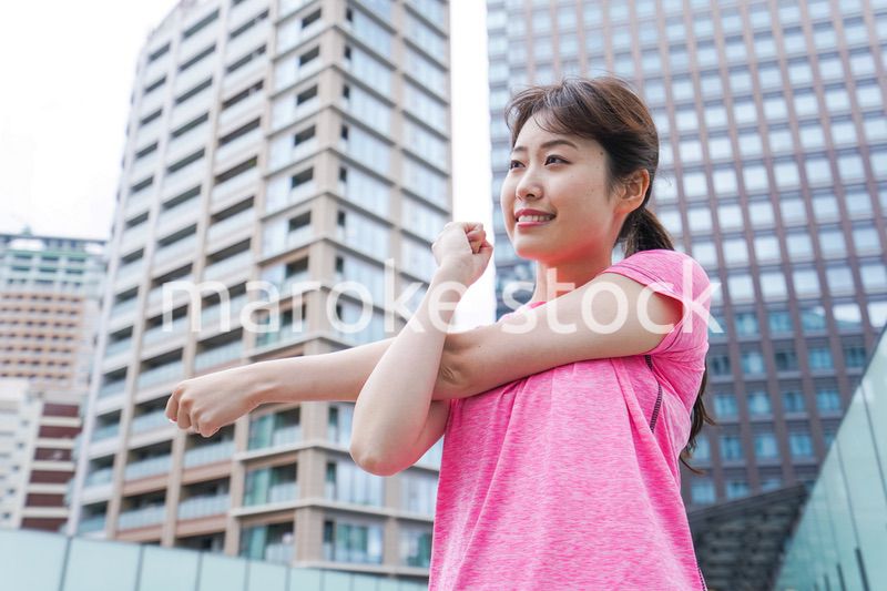 ストレッチする女性