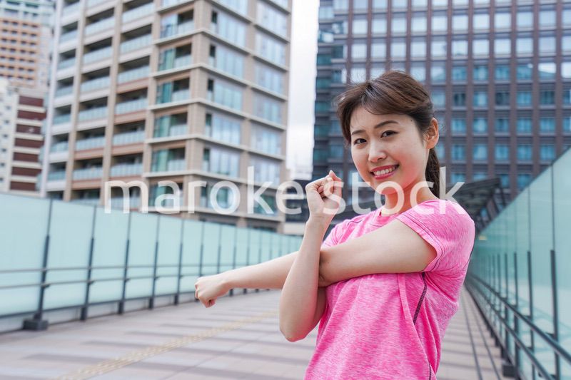 ストレッチする女性