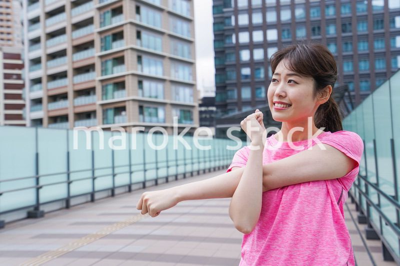 ストレッチする女性