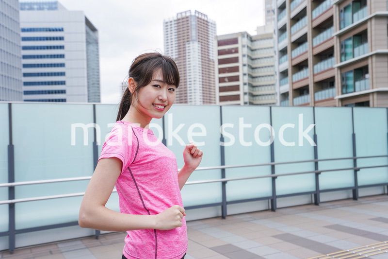 ランニングをする女性