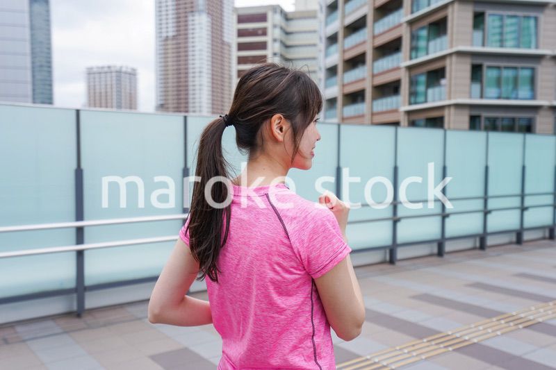 ランニングをする女性