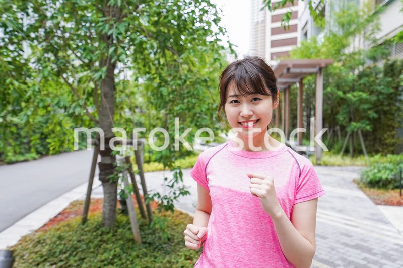 ランニングをする女性