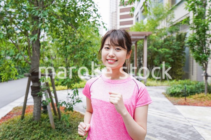 ランニングをする女性