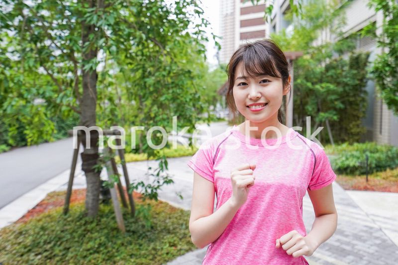 ランニングをする女性