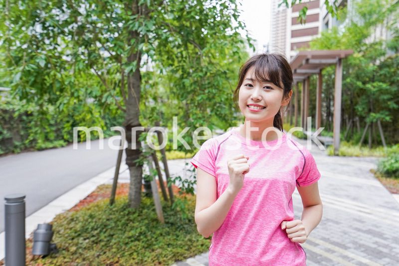 ランニングをする女性