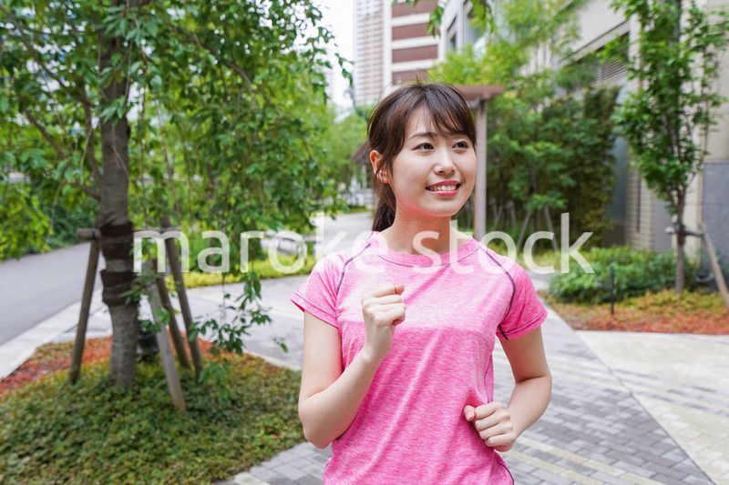 ランニングをする女性