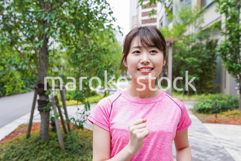 ランニングをする女性