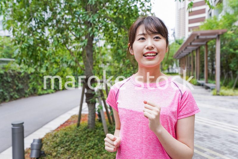 ランニングをする女性