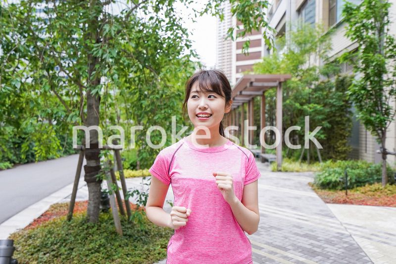 ランニングをする女性