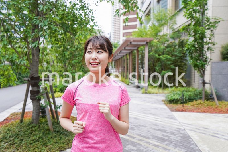 ランニングをする女性