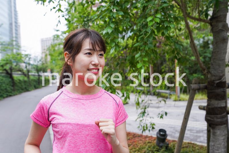 ランニングをする女性