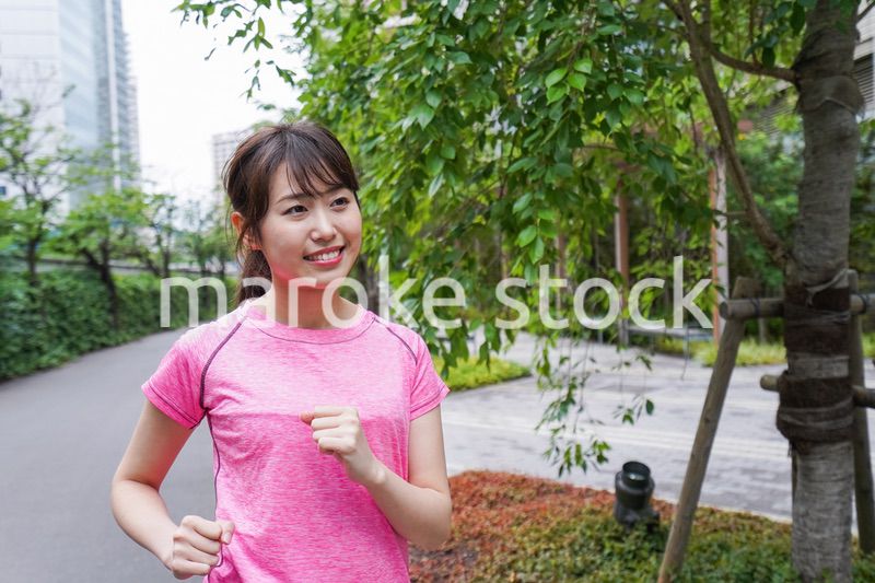 ランニングをする女性