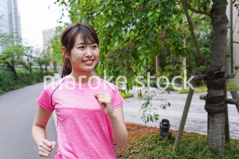 ランニングをする女性
