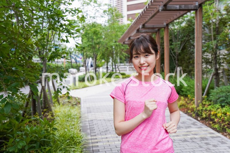 ランニングをする女性