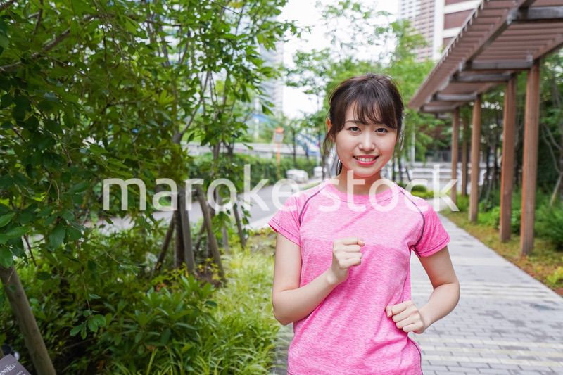 ランニングをする女性