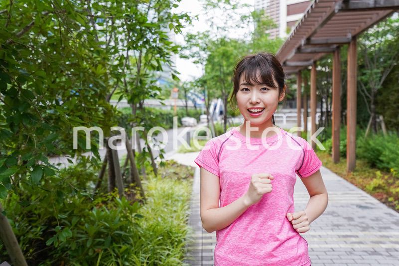 ランニングをする女性