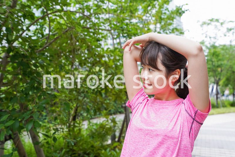 ストレッチする女性