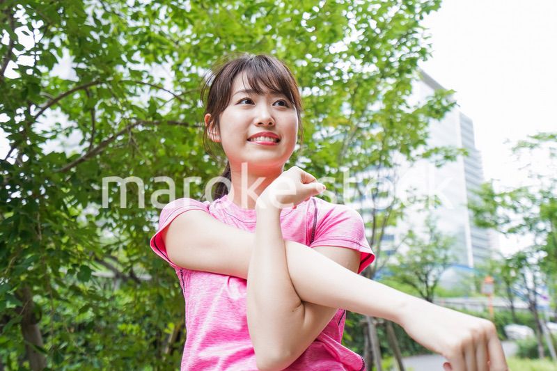 ストレッチする女性