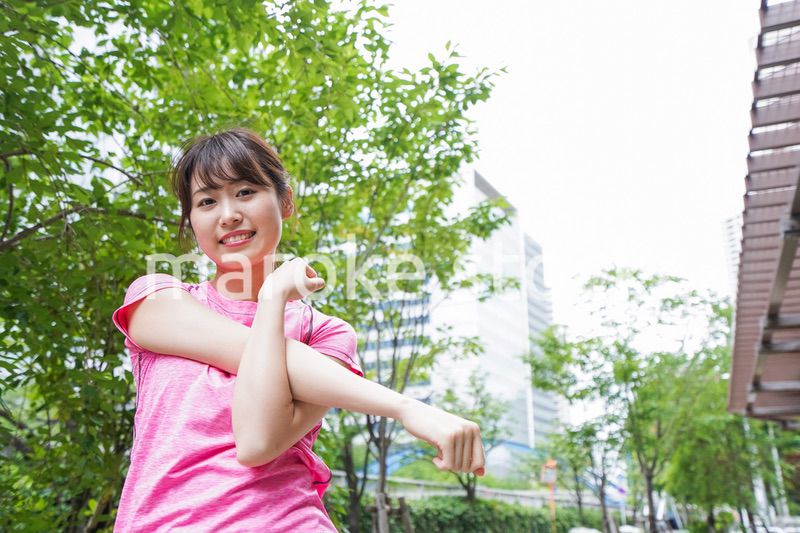 ストレッチする女性