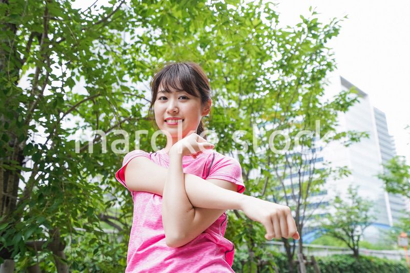 ストレッチする女性