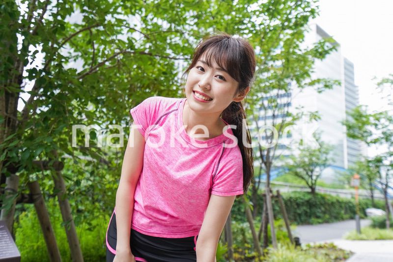 ストレッチする女性