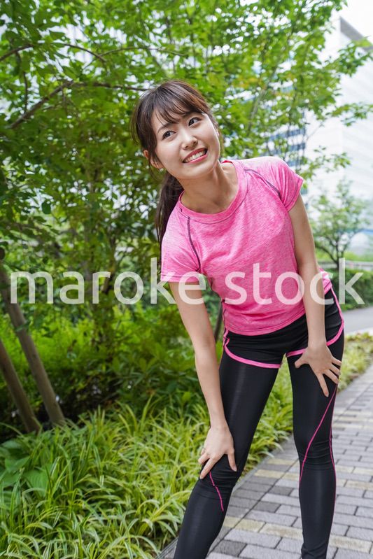 ストレッチする女性