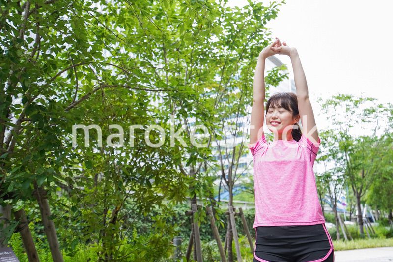 ストレッチする女性