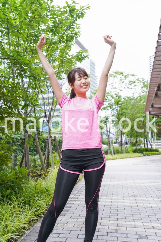 ストレッチする女性