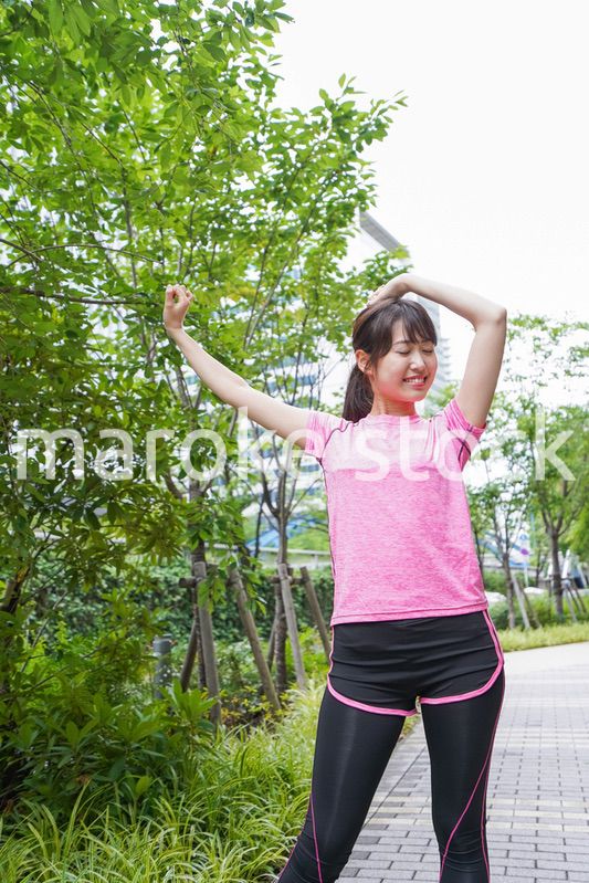 ストレッチする女性