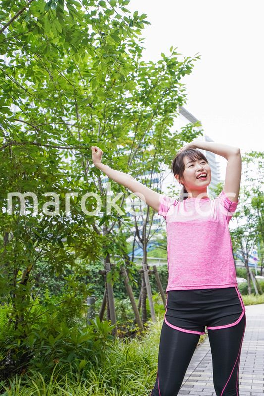 ストレッチする女性