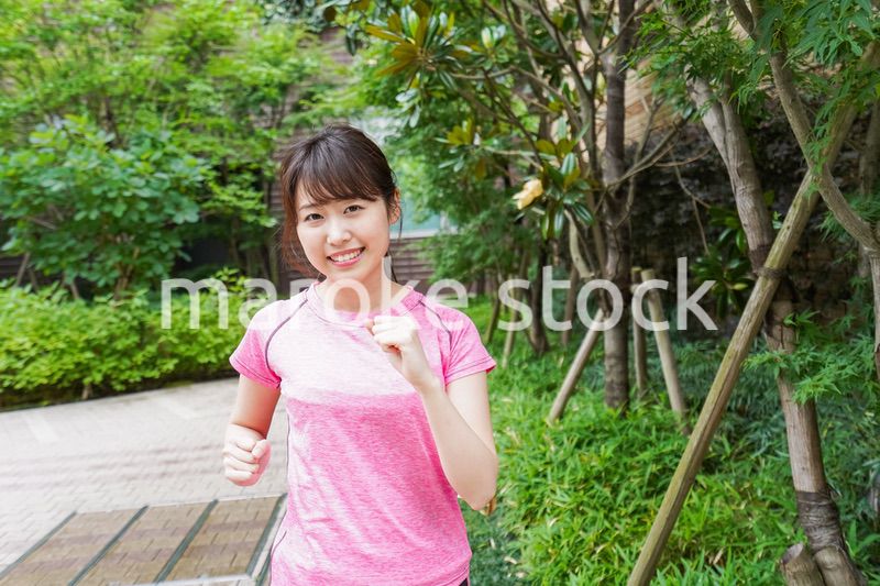 ランニングをする女性