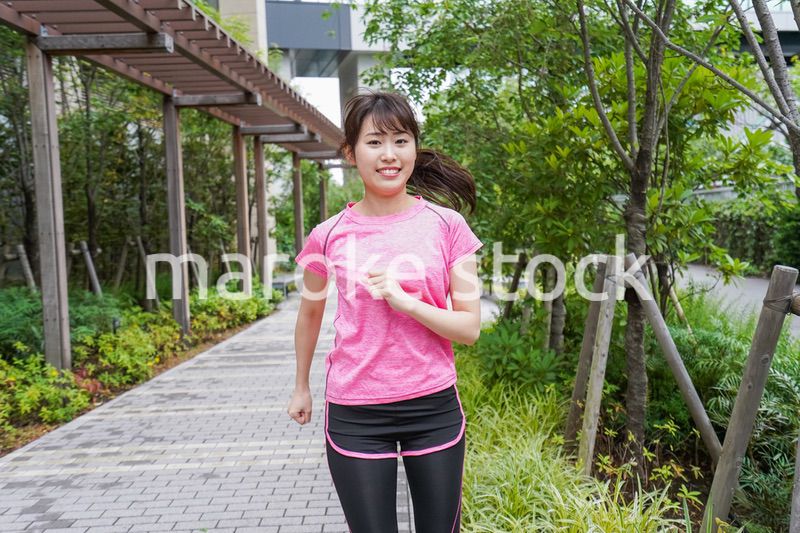 ランニングをする女性