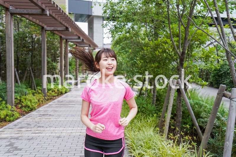 ランニングをする女性