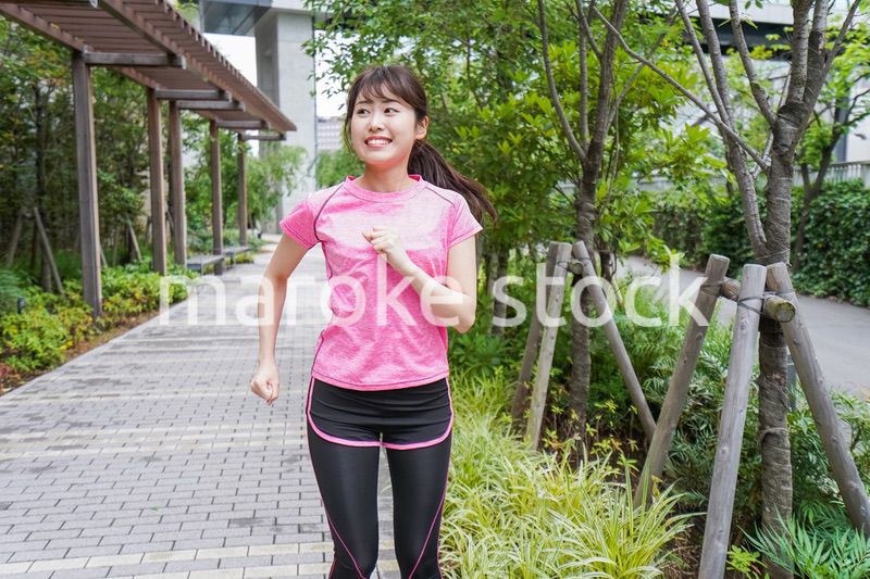 ランニングをする女性