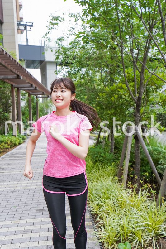 ランニングをする女性