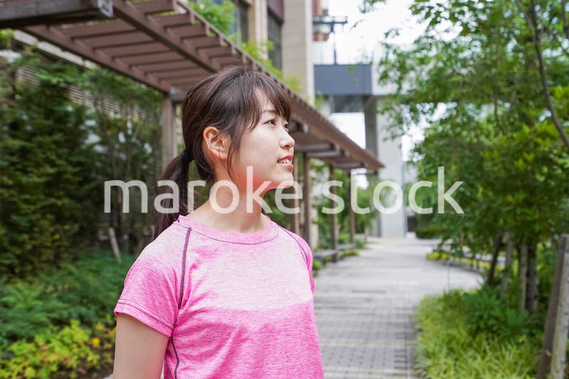 ランニングする女性