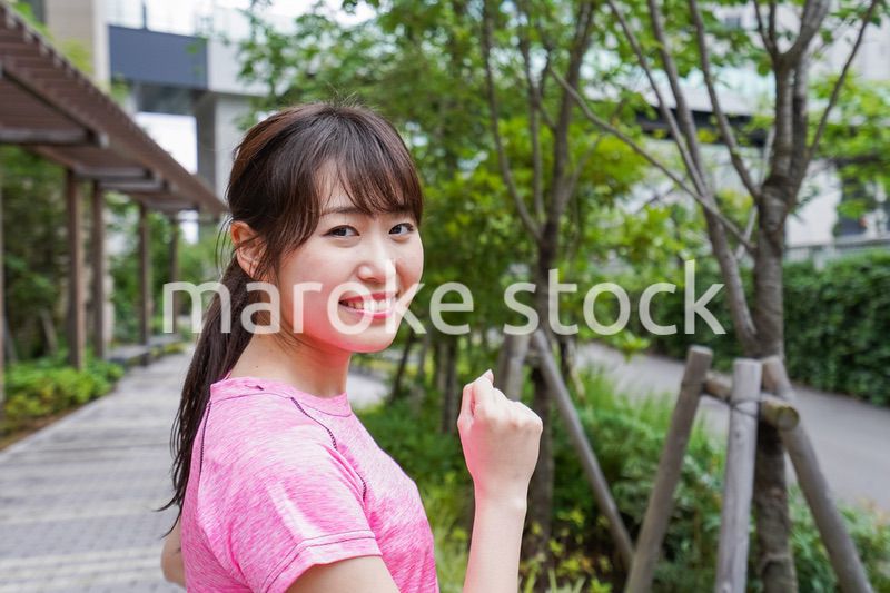 ランニングする女性